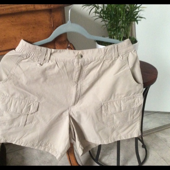 Womens light tan cargo Columbia shorts - Picture 2 of 5